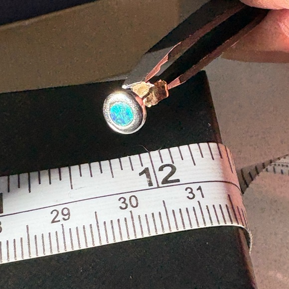 18k 750 White Gold Lightning Ridge Australian Opal bezel set studs - Picture 4 of 16